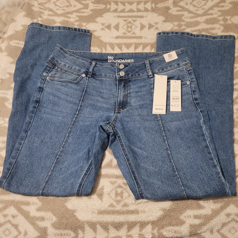 No Boundaries Blue Mid-Rise Bootcut Jeans with Front Seams - Picture 1 of 8